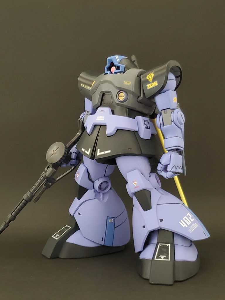 今回は長らく製作したいと思っていたエマァ少尉、アンガス曹長搭乗のリック・ドムを形にしてみました😆✨しかし両名の搭乗していたリック・ドムの仕様がどうだったのか資料がなく判らないので旧キット1/100のザクIIR-2のパッケージに映っている青いヘッドをしたドムが2人の機体では?🤔と思い全体のカラーリングを想像?妄想?して作りました🤭✨そしてノーマル機とは違う特務部隊仕様だったに違いないと妄想注入💉した事により、アンガス曹長用にバレルを延長したザクマシンガンを用意✨そしてささやかな武装強化で左肘にヒートホーク🪓を装備させてます😌🍀