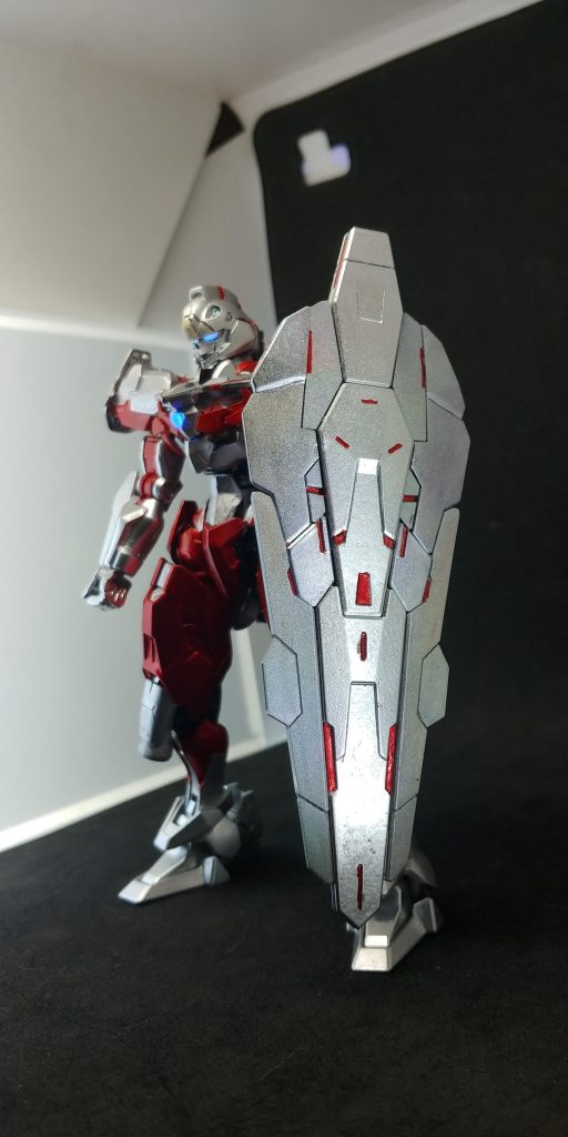 バックパックとシールドの色は迷いましたのでSevenSuitの武装を参考にしてたら特に色付けしてなかったのでバックパックはヘビーガンメタリックをメインでシールドもそうしようかと思いましたが、こっちはシルバー調が良いかと思いシルバー系に上からホロシルバーを