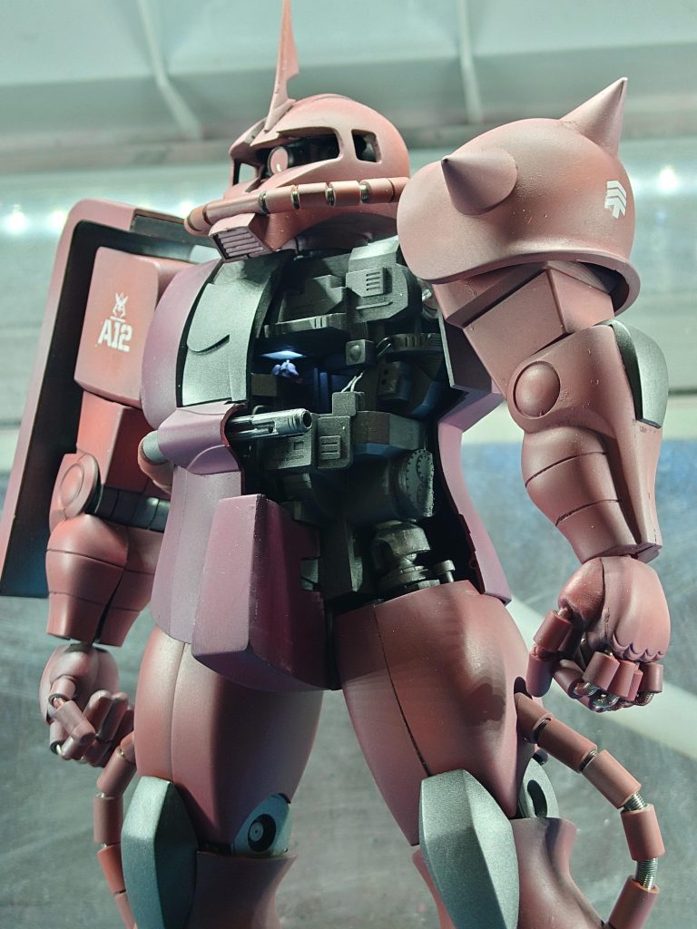 コクピットに座るシャア少佐。ホントは左半身は外装接着で外れないのですが、こっち側もネオジム装着のおかげで外せます。胸部中央の仕切り板も外れる様にしました。　フンドシブロックも分割を元キットと変えています。