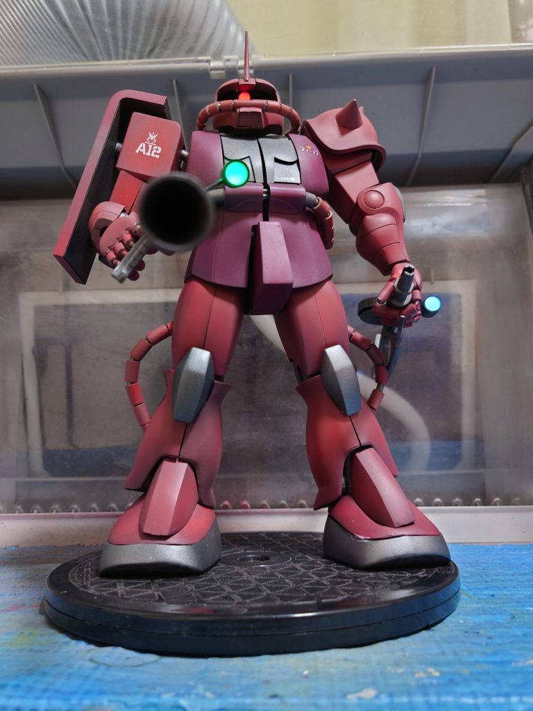 電飾は全てBitTradeOneさんの磁力スイッチ付きLEDを使用しております。モノアイ、コクピット、バズーカスコープ、ザクマシンガンスコープが点灯します。ホントは外出しにしても良かったのですが、お手軽なので各所独立です。外装装着にネオジム多用しているので誤作動が心配でしたが、問題ありませんでした。