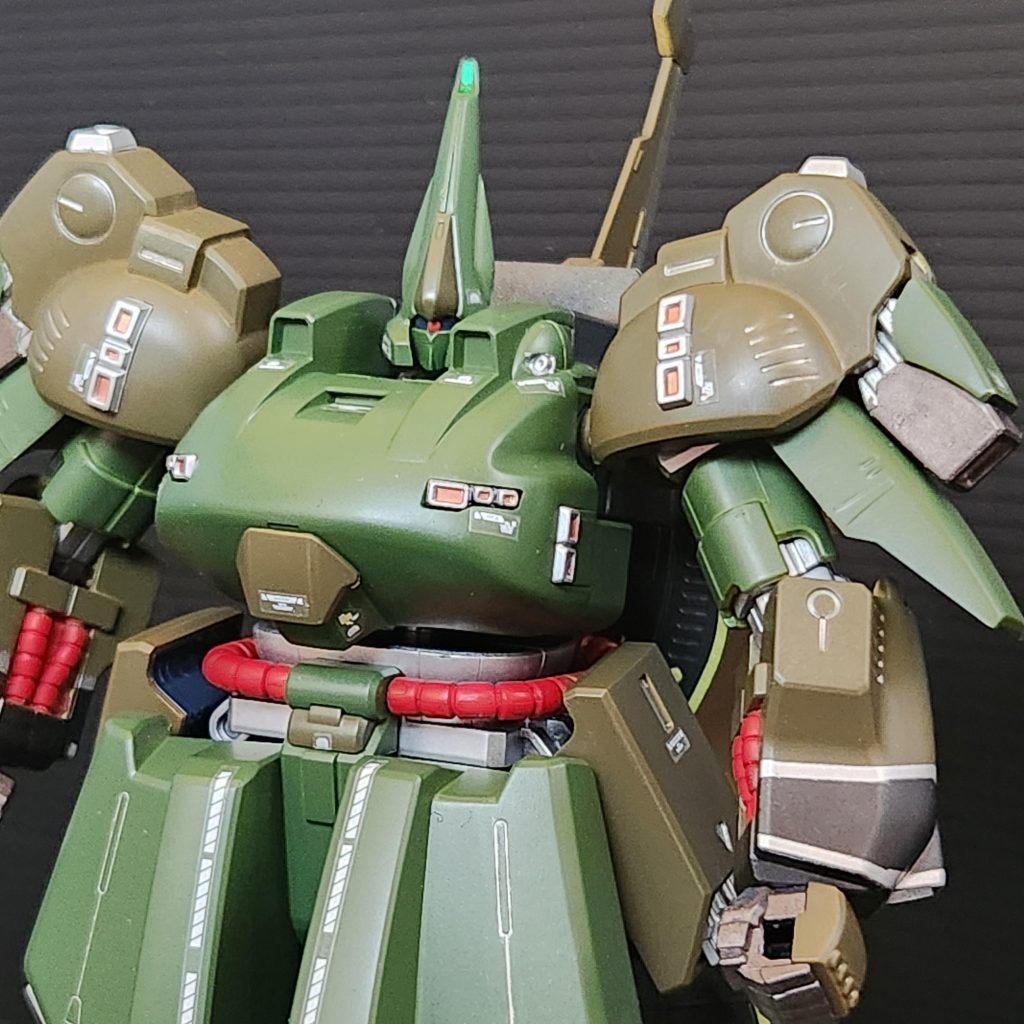 バイオセンサーのデータ取りのためにネオジオンに貸与。そのために袖つきカラーにされている。