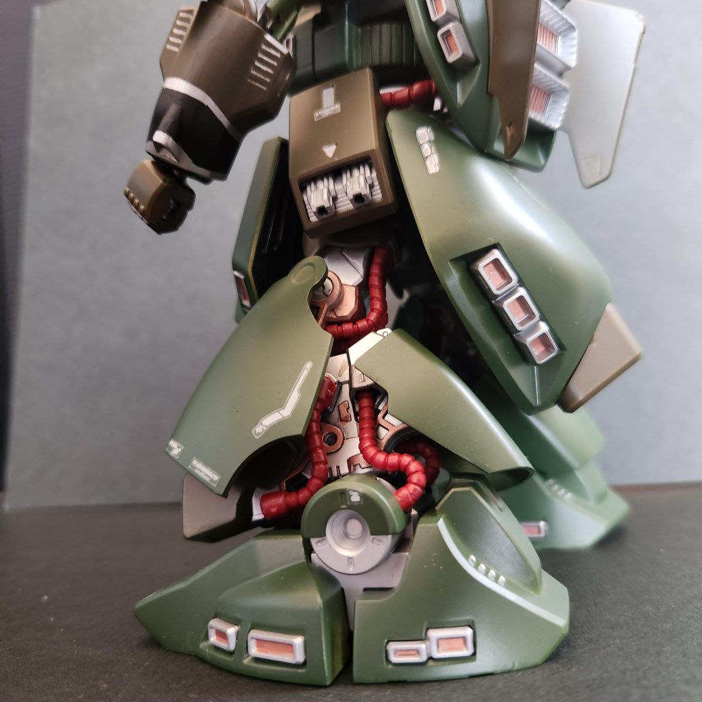 前のゲルググと同じで、モビルスーツっぽくなくてあまり好きではなかったのですが、作って見るとカッコいいですね。多分色がダメだったのかも。