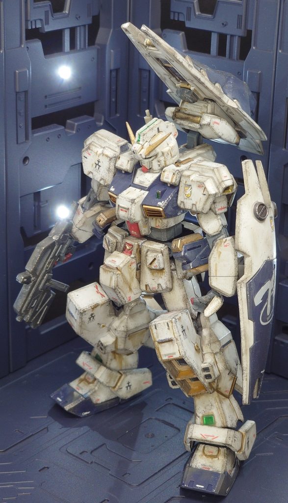 ちょっと古いキットなので合わせ目が目だったり関節がポリキャップで可動性がイマイチだったりしましたが、全体的にディテールがしっかり入っていて物凄くカッコ良いキットでした。