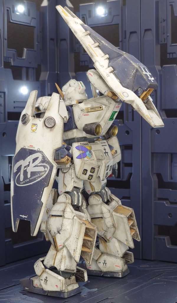 バックショットです。重厚な機体なので、装甲内側なども焼鉄色で塗って軽い印象にならないよう努めました。