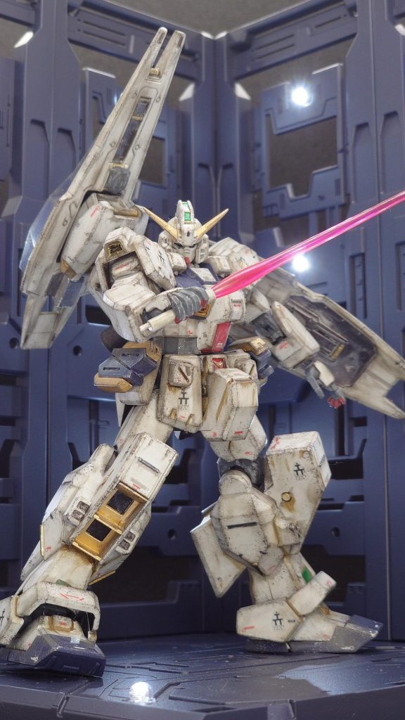 付属のビームサーベルは短すぎたので別キットの刀身を使用しています。付属シールは脛の部分だけ使用。テトロンシールは余白をカットして貼っています。