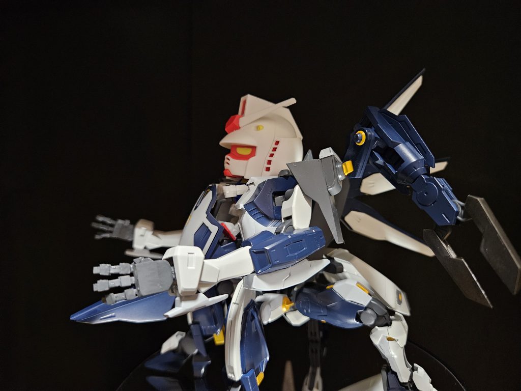 高さはガンプラくんの倍くらい、長さは5倍くらいでしょうか。このアーマーは「ガンプラを作るため」のものなので、それなりの大きさにしています。安定感のある四脚といくつかの工具の搭載を意識して作成しました。作成時はAOZのギガンティックアーマーをイメージしていて、カラーリングもなんとなくそれっぽいかなと思います。出来上がってみると想像以上に気に入った配色となりました。