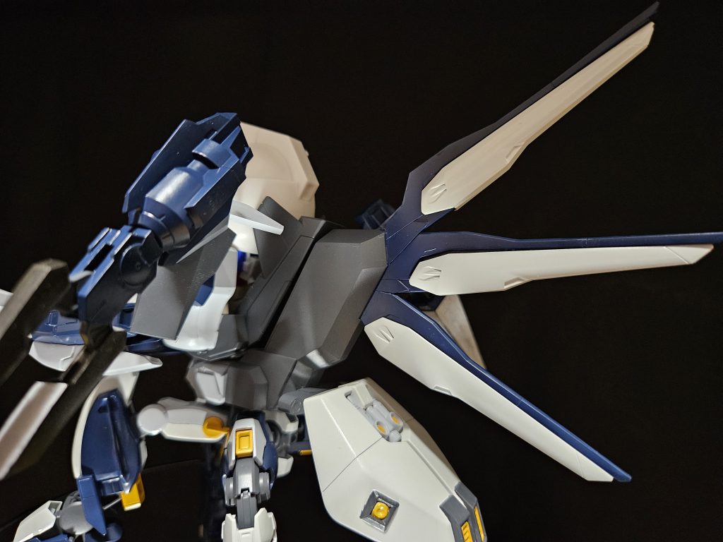 大き目な加工として、ドラグーンを支持している部分はプラ板とプラ棒でスクラッチしました。斜めの面をきれいに作れたので、そこそこ気に入っている箇所です。次はもっと情報量増やたいです。