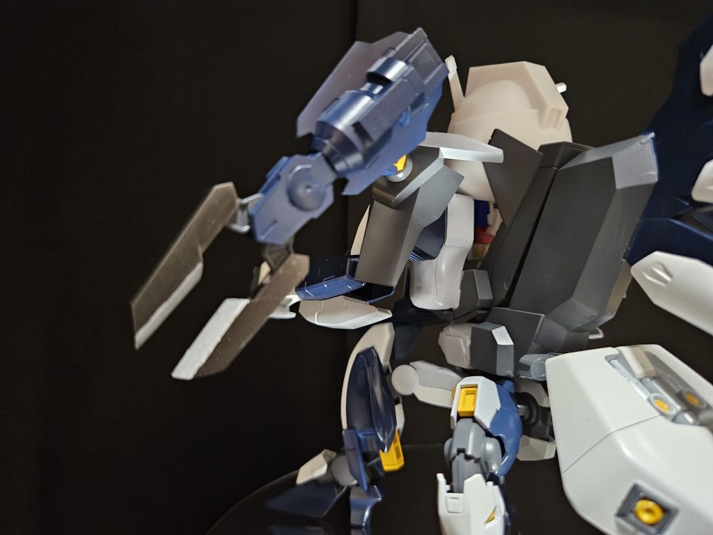 工具一つ目、ニッパーです。これはビルドダイバーズRe:RISEで登場したサタニクスウェポンズを利用しました。多少ですが形状を加工し、刃の部分はシルバーで塗って少しでもニッパーに見えたらと思って作りました。