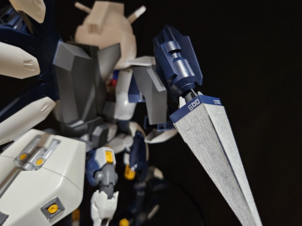 工具二つ目、紙やすり。これもサタニクスユニットの武装を利用しています。プラ板を貼って四角錐にし、その4面に紙やすりを貼りました。見分けがつくよう、各面の上部にはちゃんと番手を記しています。