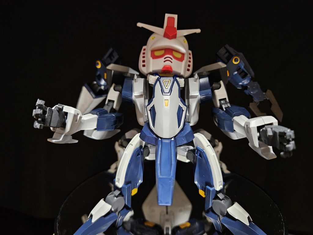 正面。結構迫力ありますね。ちなみに他の使用キットと部位は以下の通りです。 胴/リアスカート:サザビー 腕:ハルートの足 搭乗部:ハルートのバックパック+ウイングのシールド 脚部:スローネアイン+キャリバーン