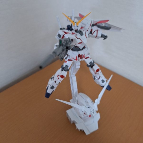 HGユニコーンガンダムデストロイモード、ユニコーンガンダムヘッドディスプレイベースを添えて