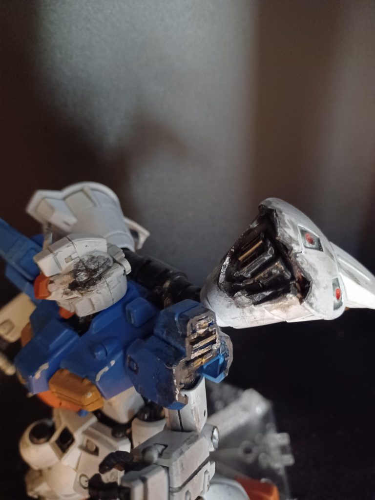 デザインナイフとノコギリで切って適当にプラ材をはりつけました 