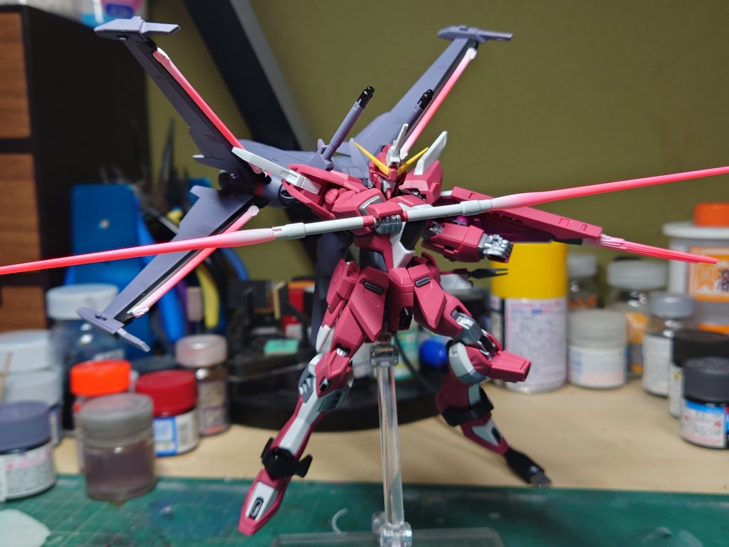 インフィニットジャスティス特有のなんとも言えないピンクに困っていた所水性ホビーカラーで専用カラーが出たので使用しました。 さすがは専用なだけあってドンピシャな色になってくれるのがとてもありがたい( 人˘ω˘ )ビームは白で塗装した上に蛍光レッドをグラデっぽく吹きました〜