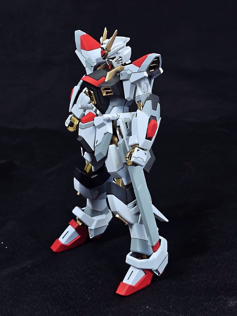 マイフリならぬストフリ弐式（バックパック無し）。 具体的に私なりのマイフリへの変更点ですが、いわゆる「フリーダムカラー」とされる白・黒に近い濃紺・青（+アクセントの赤）といった寒色系カラーリングのストフリ弐式と、白と金とピンクといった暖色系カラーリングのプラウドディフェンダーの間によるミスマッチの解消がメインです。結果として、上記のようなカラーリングとなりました。