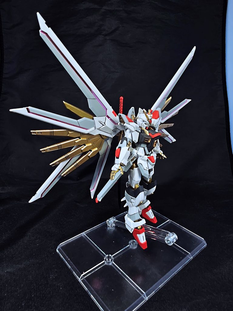 今回マイティーストライクフリーダム（マイフリ）を作るにあたって、自分が想っていたことを落とし込んでいます。 というのも、マイフリはそのベースとなったストライクフリーダム弐式と追加のプラウドディフェンダーが後付けの合体だったこともあり、カラー的にミスマッチなのではないかという印象が私の中にずっとありました。劇中での活躍のインパクトとカッコよさから映画の中では気にならなかったものの、いざ立体化されると個人的にその違和感を特に覚えるようになったわけです。 そこでガンプラに対して改造などのアプローチをするのではなくカラーリングの観点からアプローチをする私なので、私なりに「合体して出来た緊急のマイティーストライクフリーダム」ではなく「最初から合体して調整されたマイティーストライクフリーダム」という妄想の下、今回のキットを製作しています。 前述のようにプロポーションを変える・スジボリの追加などでディティールアップするなどが苦手なのでそこにはほぼ手を付けず（アンテナなど一部加工あり）、カラーリングの調整をすることによって私なりのマイティーストライクフリーダムとして完成させました。