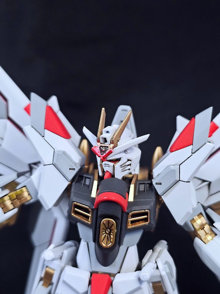 頭部は基本そのまま。ただせっかくなので頬の部分もグレーだった部分を金色にしてみました。ディスラプターもシールではなく塗り分けてみました。