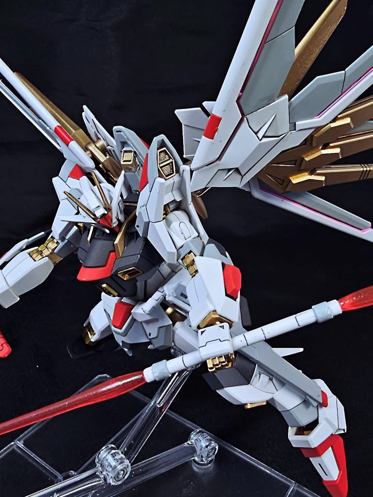 カラーレシピです本体白：ガンダムカラースプレー・MSホワイト本体灰：Mr.カラースプレー・明灰白色本体赤：Mr.カラースプレー・ピンク⇒ガンダムカラースプレー・MSサザビーレッド本体金：Mr.カラースプレー・ゴールド胸部：ガンダムカラースプレー・MSティターンズブルー2ビームライフル基部：ガンダムカラースプレー・MSファントムグレービームシールド：Mr.カラースプレー・クリアーブルービームサーベル：Mr.カラースプレー・クリアーオレンジスミ入れはタミヤの市販のスミ入れ塗料（グレー、ブラック）です。