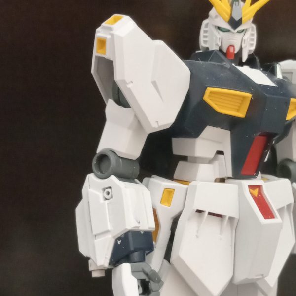 製作中のニューガンダム改の進捗。色々なところにプラスチックのプレートパーツを追加しました。また、ファンネルを調整し、パテを使ってスペースを埋めました。ファンネルの上部と下部に、ヴァーチューのGNバズーカに似た小さなフィンを追加する予定です。（1枚目）