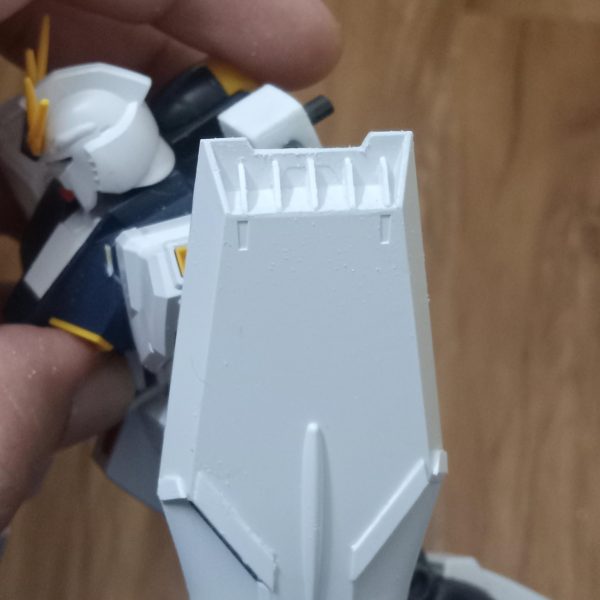 製作中のニューガンダム改の進捗。色々なところにプラスチックのプレートパーツを追加しました。また、ファンネルを調整し、パテを使ってスペースを埋めました。ファンネルの上部と下部に、ヴァーチューのGNバズーカに似た小さなフィンを追加する予定です。（2枚目）