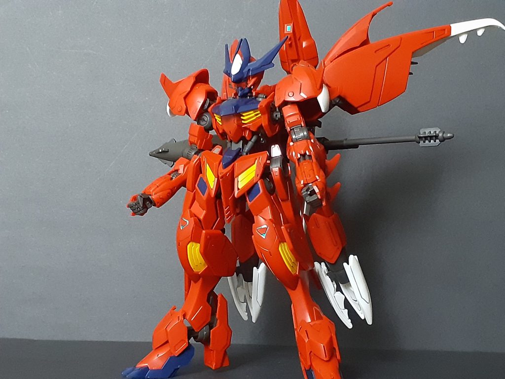 アメイジングブースター天を付けた第紅形態は自立が難しいバランス。特に武器を背面に収納するとなおさら。