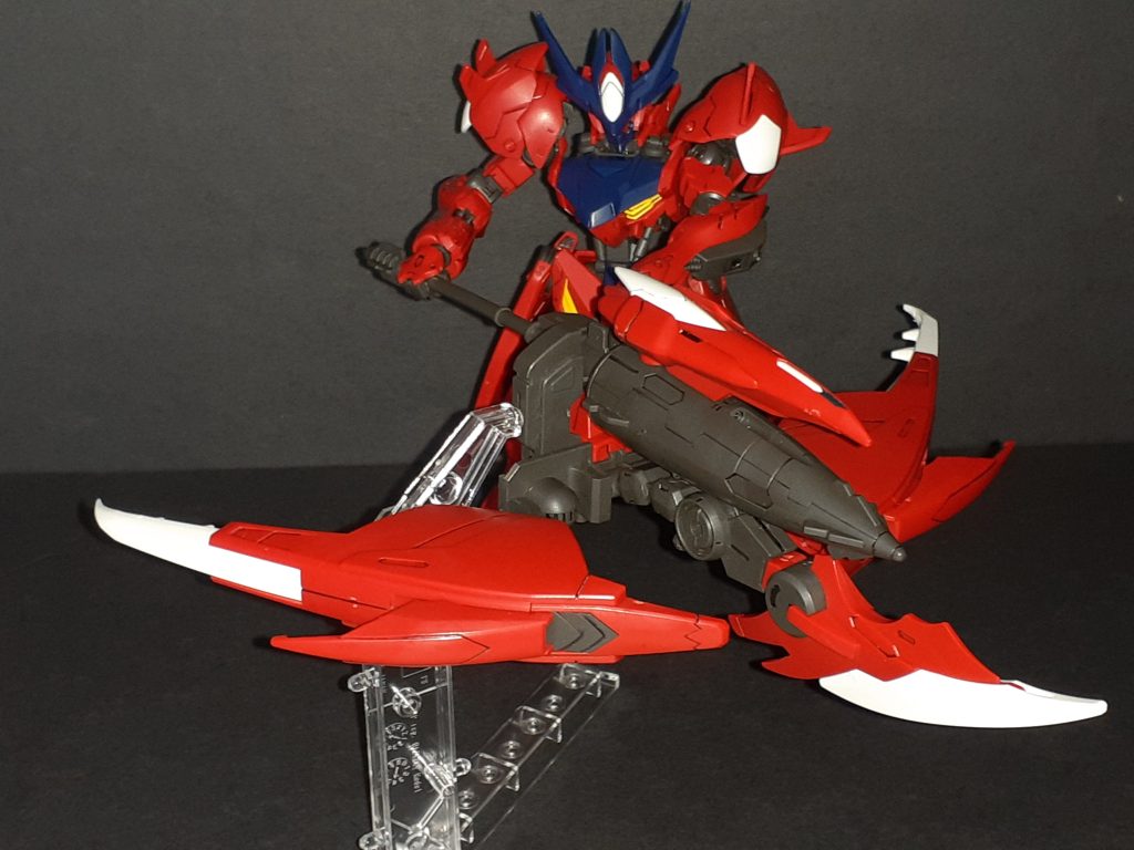 アメイジングアイアンブラッドは大きすぎて持たせ方含め自由度は低い。