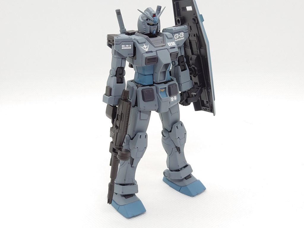 機体とシールドの外縁はヘイズグレイ脇腹、口、スリッパ、シールド、股間はインターミディエイトブルー手の甲、バーニア、ビームライフル、肩のダクト、前腕部ガトリングは黒鉄色関節、ランドセル、シールドの内側はジャーマングレーで塗装しました塗り分けを意識しつつそんなに色は使ってません。本当はいつもみたいに関節に挿し色を入れようかと思ったんですがやめました