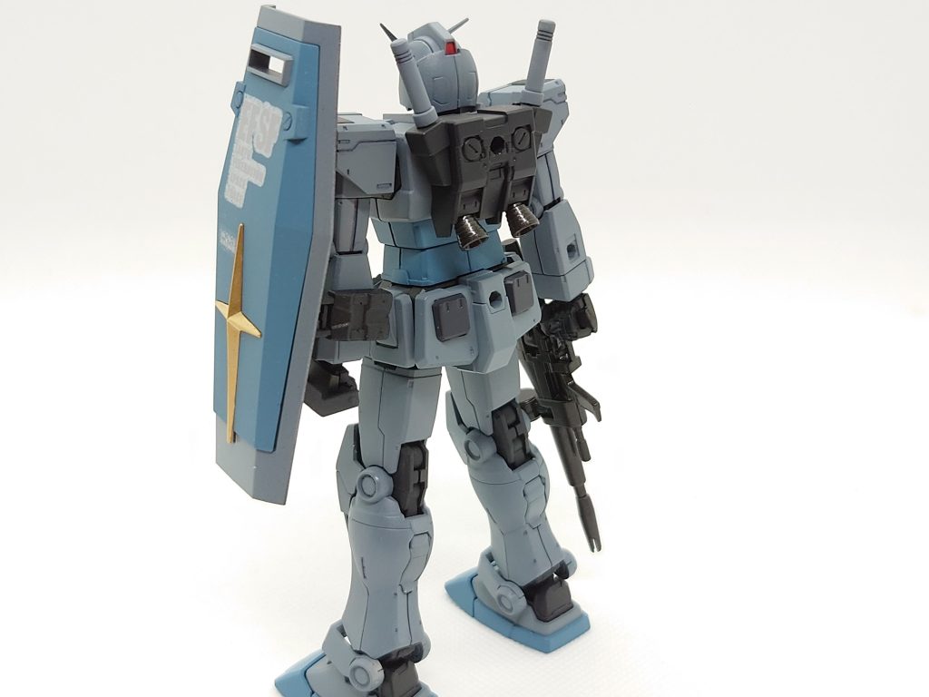 背面。RX-78系統だとこのG-3が一番好きです。カラーリングが統一されていて落ち着いた雰囲気がありますね。現実の軍用航空機に沿ったカラーリングになっているのですが、メディア媒体によってカラーリングがまちまちで、塗装する際には作り手の好みが強く出るなと感じます。