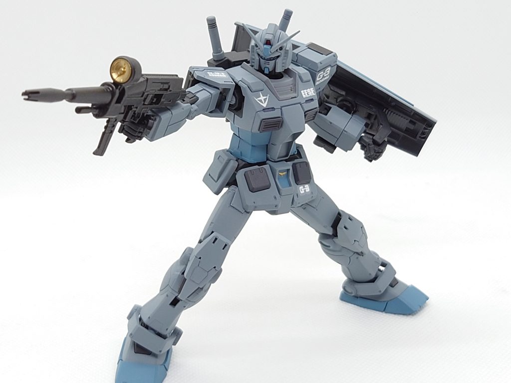 可動域も問題なくポージングもガシガシ決まります。このキット、ビームライフルが前期型と中期型2つついてくるんですが、今回は中期型を採用。ビームライフルはモナカ割り構造になっていて、目立たないけど合わせ目が出るので接着剤とパテを使って合わせ目を消してます。