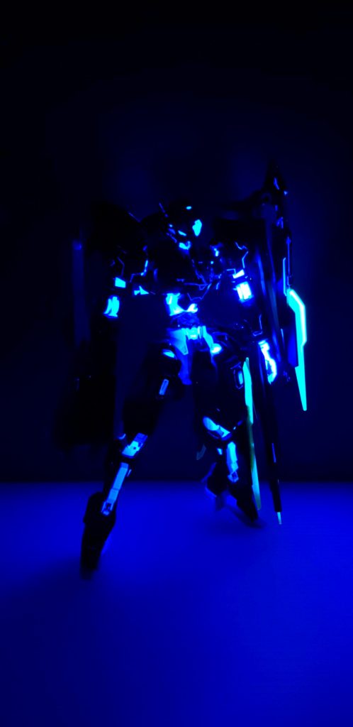 関節や装甲の一部は蛍光を吹いているのでブラックライトで光ります｡クアンタムバーストをやりたくてって感じです｡