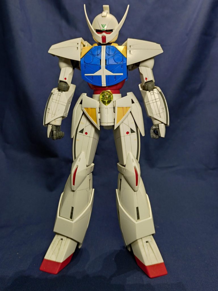 記念すべきMG100番として発売されたメモリアルなキットですね。ポリキャップレスで驚きながらくみ上げた思い出のガンプラです。一部は部分塗装し、頭部のみ合わせ目を消しています。