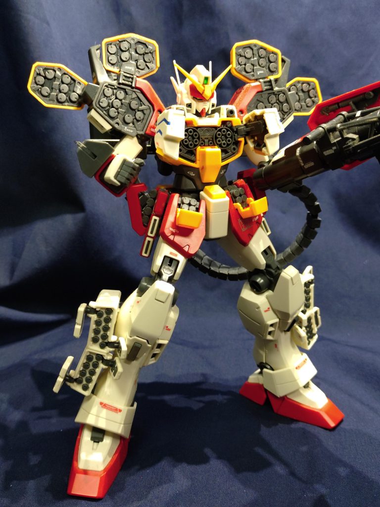 全弾発射状態至る所からミサイルが出てきます。子供のころからこういった状態が大好きでしたね(笑)最近、強化パーツが増えたりしていてまだまだ終わっていない作品となっていてうれしい限りですね。拙い作品でしたが、最後までお読みいただきありがとうございました