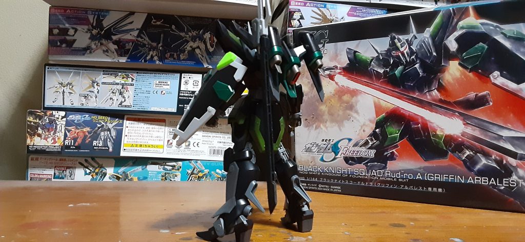 作って改めて見たらバックパックがめちゃくちゃカッコいい‼️単体で欲しいぐらい。高い高い言われてるけど、同じ価格帯で今までにも目立つ色分けされてないキットなんかあったし、そもそも物価が上昇してるの皆さん忘れてませんか？三年前のバルバトスルプスのメタルロボット魂とverアニメのロボット魂が同じ値段なんですよね。