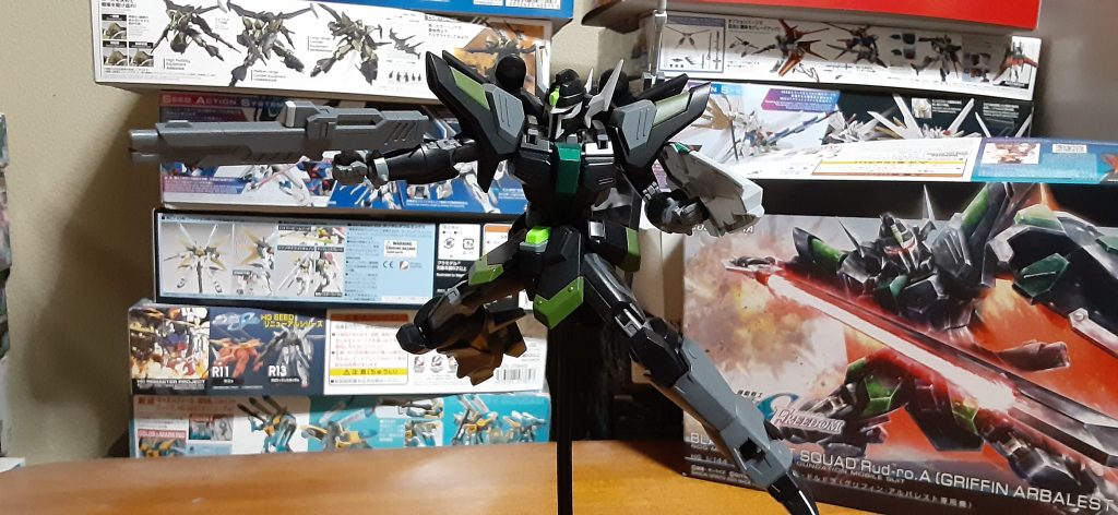 が、ポーズ付けようと思って動かしてこのキットの弱点が…せっかくSEEDアクションシステムで肩の根元や腹部から腰がグリングリン動くのに、二の腕と肩アーマー内部、腰のアーマーが干渉して動かしにくい…凄いもったいない。このあたりの改修工法YOUTUBEに上がってました。