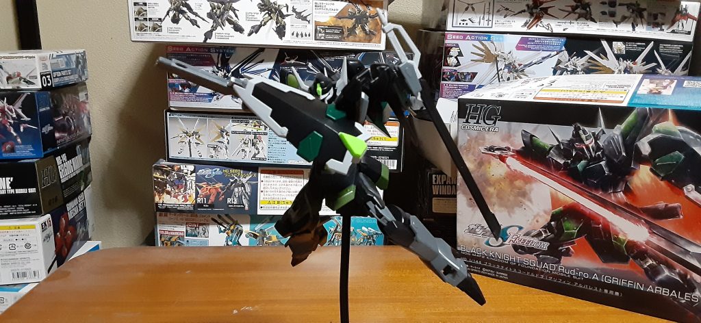 ポリキャップレスなので、関節の渋い部分はヤスリかけてます。あとメタリックグリーンとタミヤの抹茶グリーンで色遊びしてみました。関節もいつものガンメタ+ガンクロームではなく、グレーとガンクロームで違う色に挑戦。良い感じになった‼️(多分)