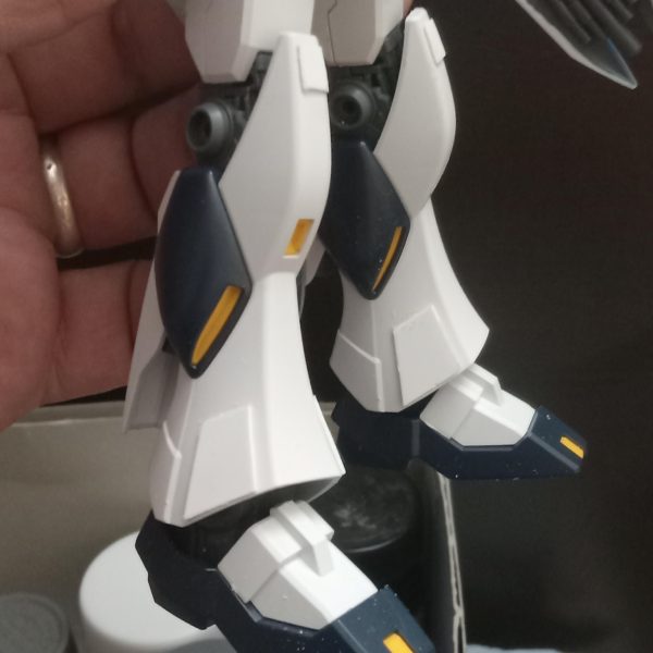 EGニューガンダム改の塗装を始めました。何か違うことをしたかったので、配色は青、黒、白にしました。腕と脚に別の青の色合いを追加する予定です。また、脚にプラ板のピースを追加して、追加の装甲パネルのように見えるようにしました。（3枚目）