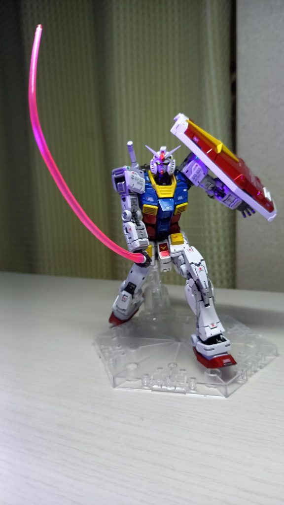 曲げたビームサーベルは拡張セット…ではなく、買えなかったので余ったMGユニコーンのサーベルの下ぶった切って、ダイソー1mm、1.5mmドリルで穴あけ、ランナーをライターで軽く炙って伸ばして細くして繋げ、蛍光ピンクでエアブラシ塗装。いい雰囲気出せたかなと。