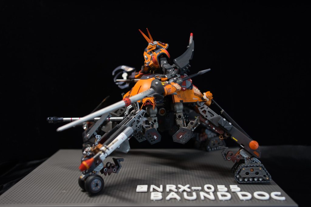 真横ショット多脚戦車にしたらめちゃくちゃでかくなってしまった...これ、どこに置こう(´・ω・`) 本棚にも収まらぬ今まで作った最大サイズのクシャトリヤよりもでかい