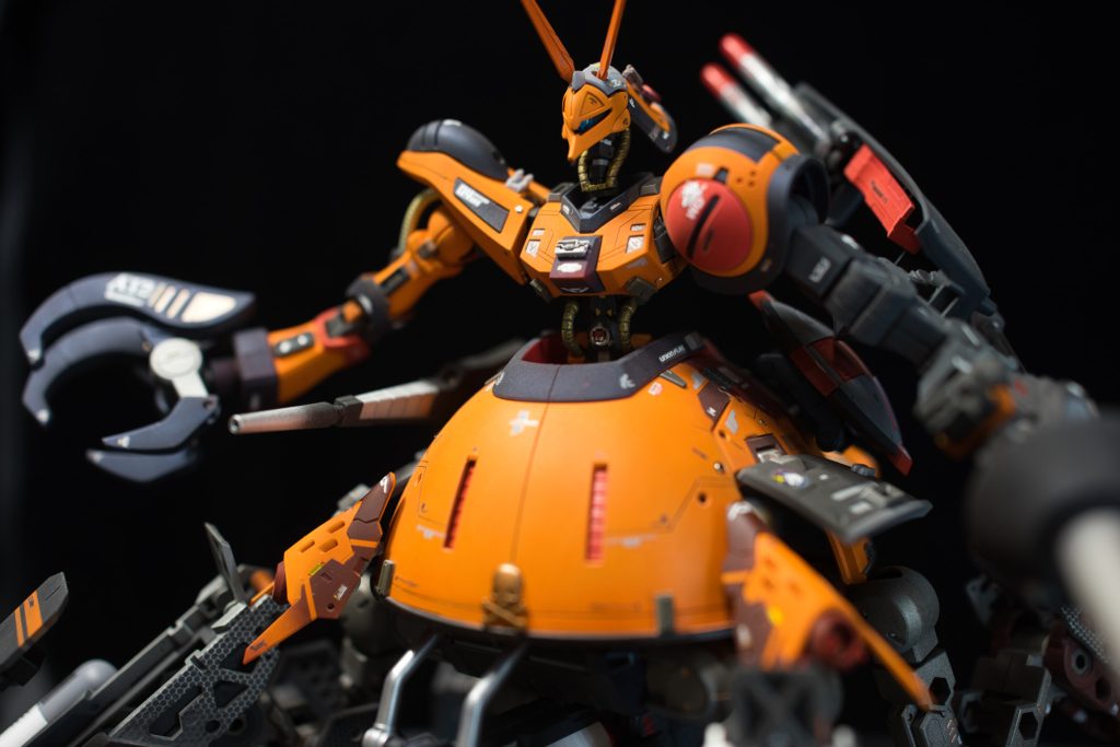 もっとディティールアップをする予定だったんですが流石に時間かけすぎてだれてきたので途中で方針転換して、本体は割とシンプルにしました。BOOTHで見かけた3Dプリンターで作ったディティールアップパーツも今回使ってみましたが良いアクセントになってくれています。制作者に感謝!