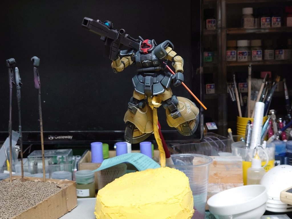 スタイロフォームにダイソーの紙粘土黄色を張り付けて砂漠地面風に