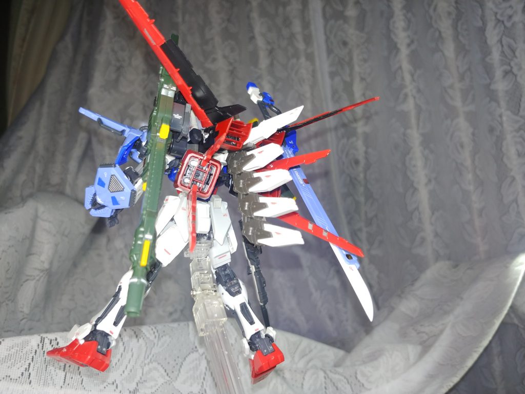 重量感むき出しの後ろ姿が良き。追加バッテリーすら凶器に見えてくる