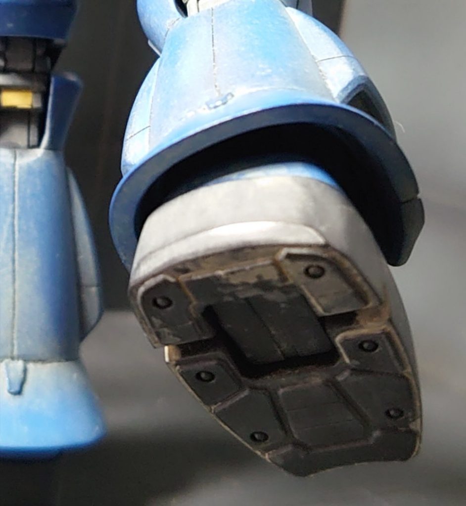 裾の部分をプラ棒接着→パテ埋めで肉厚にしてあります。これによって見た目の重厚感が出せたと思います。更に