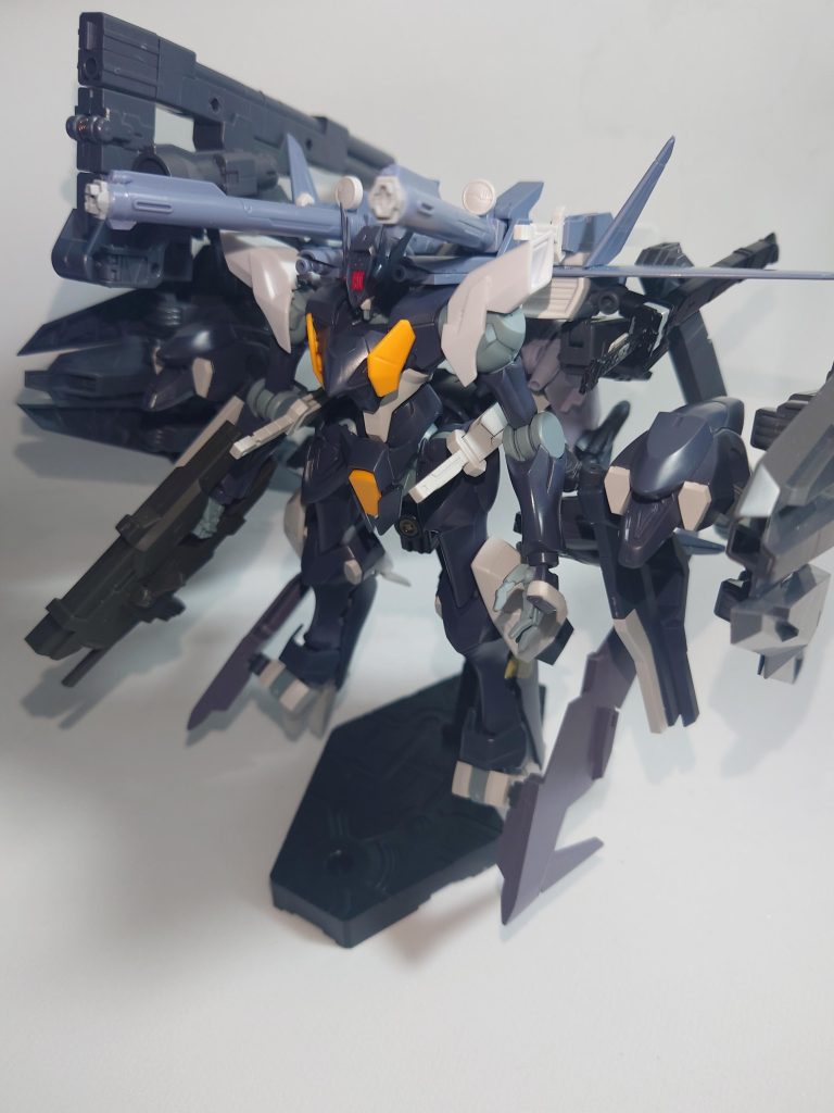 お手々に装甲を追加し、足部のウィングを上下反転させて完成。こっから全塗装+デカール+トップコートへ。 以上！久々の改造機体でした〜(gandam-hand1)