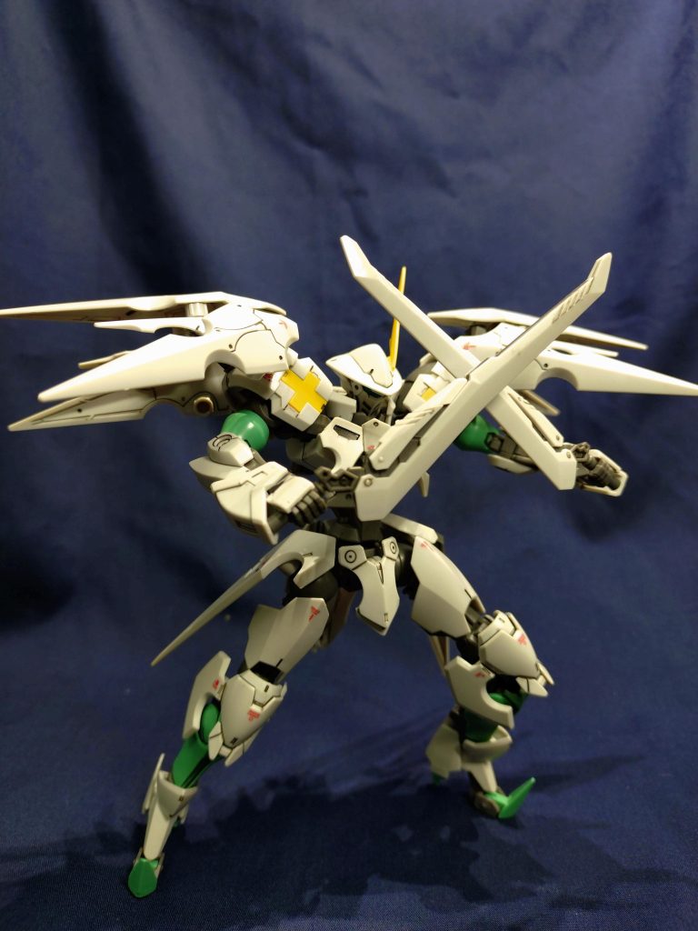 シールドバインダーを両肩に装着し、索敵のほか防御力を向上させた機体です。防御に徹し、支援する役割を担います。