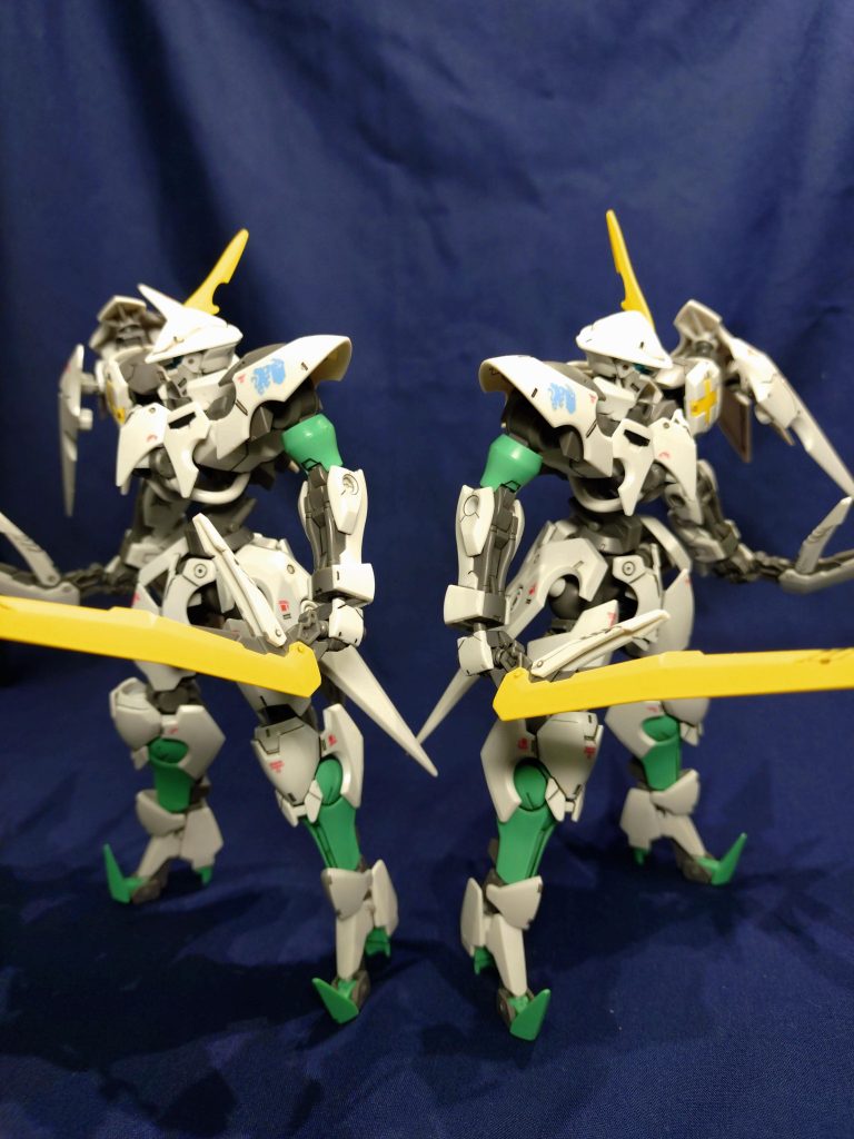 外伝作品「鉄血のオルフェンズ 月鋼」に登場する機体ということで、デザインに惚れて購入したのですが、間違えて2個購入していました（汗）ですがお迎えした以上、ちゃんと組んであげようと思い・・・左右でデザインが違うので、ZZのガズエル・ガズアルをイメージし、左右対称の機体としてみました。基本は組み換えですが、頭部のみアンテナ部分を小改造しています。