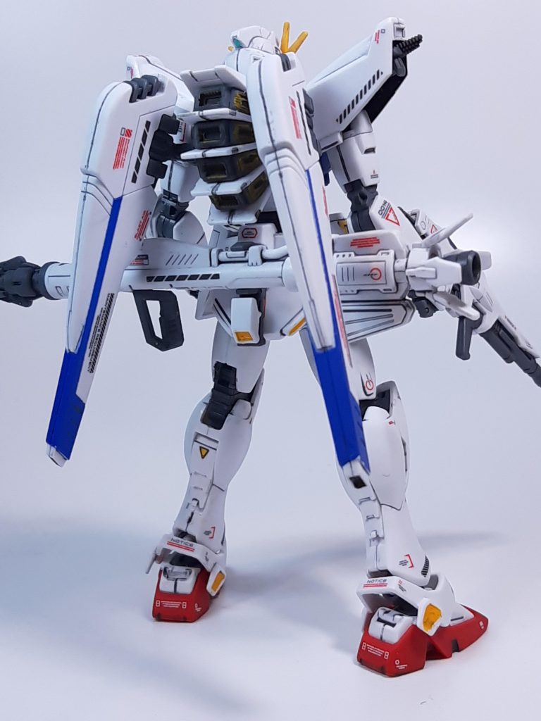 バーニアの黄色部分が激ムズでした・・・。アンクルガードの塗り分けは諦めました・・・。