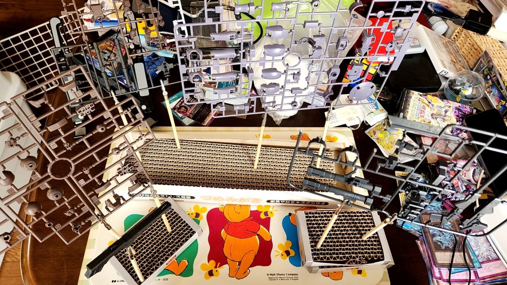 スミ入れ後ランナーごとつや消しした様子。今回はホビージャパンのとあるモデラー様の作成方法を参考にしてみました。(ランナーごとつや消し→組み立て→汚しの順で作成、お昼ご飯で休憩挟みつつも計3時間程で完成しました。)