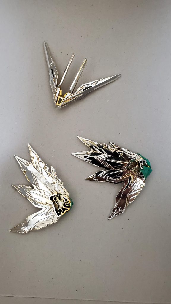 青メッキ部分は元の金メッキから金色を剥がして、クリアーブルーで塗装し直しています