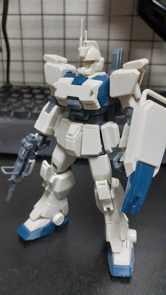 塗装前。動画で表面処理と合わせ目消しの簡単かつ時短になる方法で表面処理、合わせ目消し、ツィメリトコーティング、MGには空いていた胴の穴を作るなどの工作をしました。