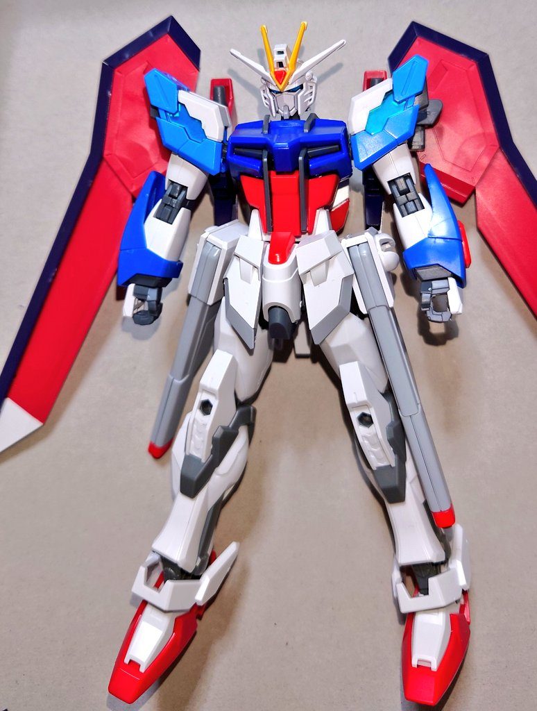 専用ブースターを装着した姿イモジャのバックパックのパーツを使ってます（ ライフリの羽と悩みましたが、エールストライカーっぽい色合いになるのでこっちにしました）