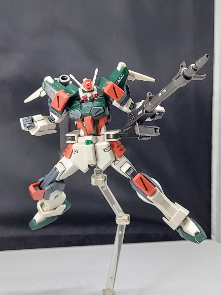 ガンランチャーなど武器はプラプラですがそのまま挟むだけでいけます。手や腰で押さえればある程度は支えれるので大丈夫だと思います。肩も無理やりですがはいります、自分はすこし削ったりしましたが説明が難しい💦バックパックは穴が合わないので自分は適当なランナーを穴に合うように接着剤などで太らせたりして合わせました👍️